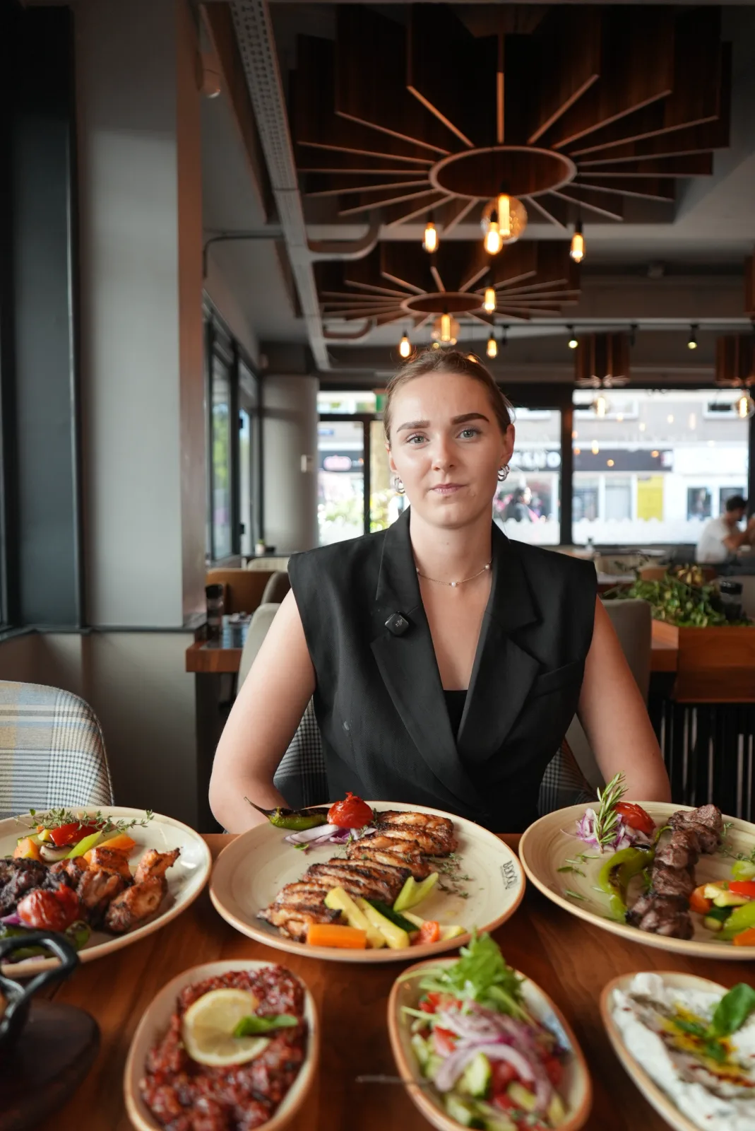 Tafel met verschillende gerechten om samen te delen bij Beyoğlu